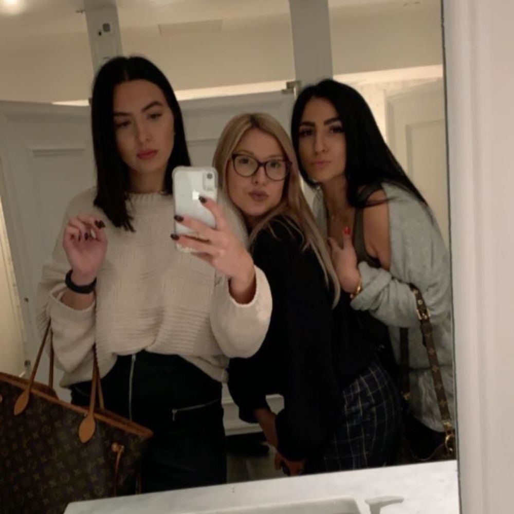 Meet your Posher, Cassandra